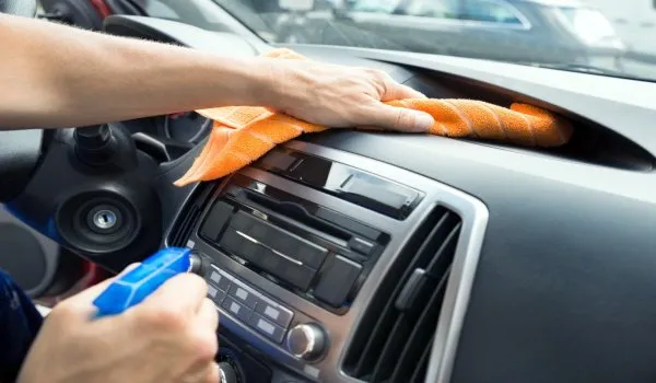 Tẩy rửa nội thất ô tô an toàn