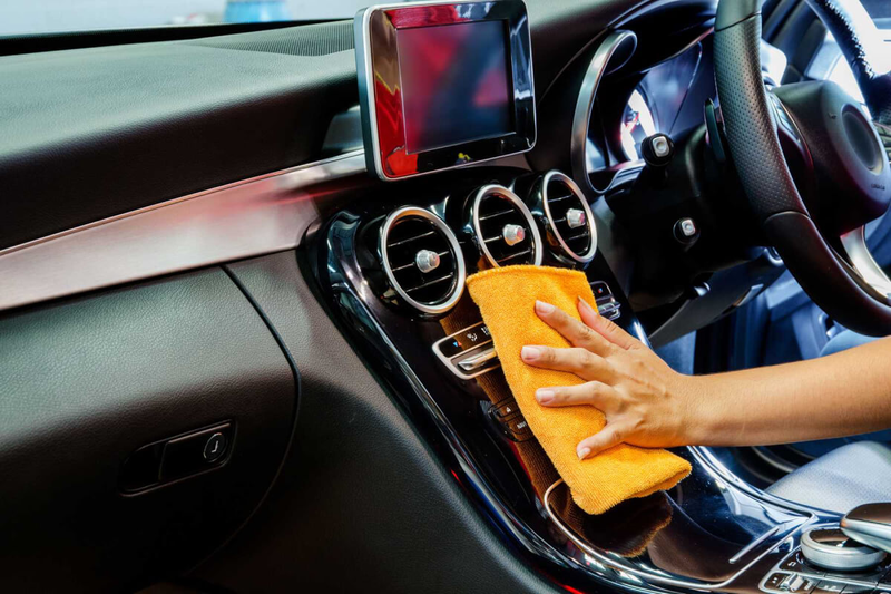 Khi xử lý vết bẩn trên nội thất ô tô cần lưu ý vệ sinh vô lăng, bảng taplo và tappi