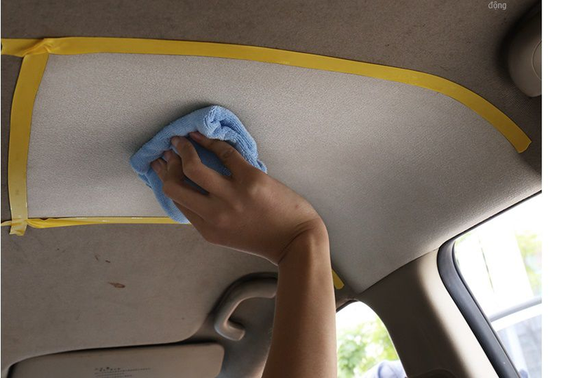 Vệ sinh trần xe là bước đầu tiên khi bạn làm sạch nội thất ô tô 